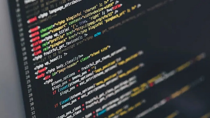 الذكاء الاصطناعي يسرّع البرمجة لكنه يخلق فوضى أمنية