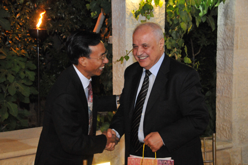 Mr. Talal Abu-Ghazaleh receiving an honorary gift from the ...