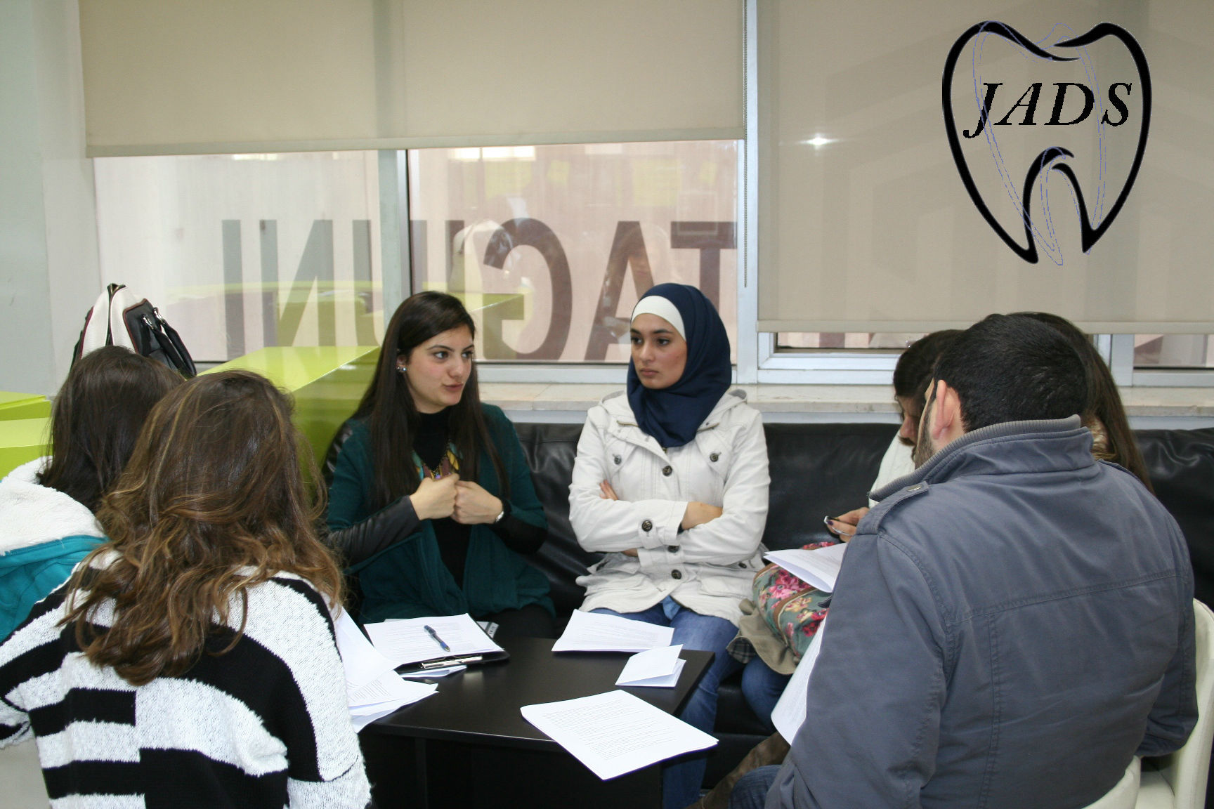 مجموعة من طلاب كلية طب الأسنان للجمعية الأردنية في مجتمع طلال أبوغزاله للمعرفة.