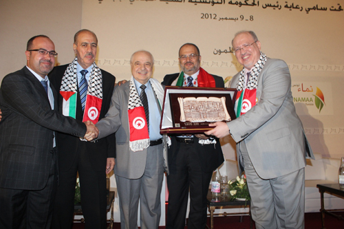 الدكتور أبوعبيدة حافظ رئيس منتدى الأعمال الفلسطيني يقدم درع المنتدى للدكتور طلال أبوغزاله تقديراً لدعمه ورعايته هذه المبادرات الحضارية الخلّاقة التي تسهم في دعم صمود الشعب الفلسطيني.