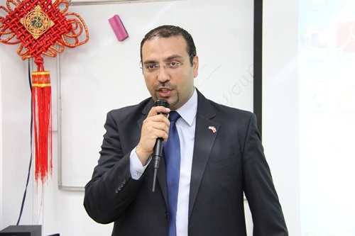 الاستاذ طارق حماد، المدير التنفيذي لمعهد طلال أبوغزاله-كونفوشيوس يتحدث خلال الإحتفال بمهرجان القمر الذي نظمه المعهد.