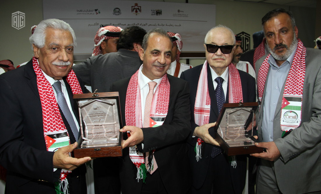 تبادل الدروع التذكارية مندوب رئيس الوزراء والدكتور طلال أبوغزاله وأمين عمان ورئيس بلدية معان خلال حفل توقيع التوأمة بين أمانة عمان وبلدية معان 