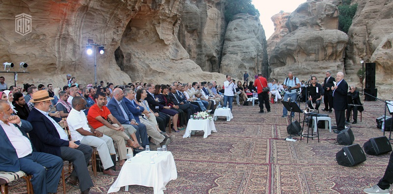 مجموعة طلال أبوغزاله ومكتب عمان اليونسكو وهيئة البتراء يطلقون ألبوم البتراء لعازف البوق الإيطالي العالمي لوكا أكينو بالاشتراك مع الأوركسترا الوطنية الأردنية في البتراء الصغيرة 