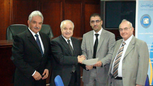 الأستاذ طلال أبوغزاله يمنح جائزة الدكتور عادل السعدي للطالب المتفوق في مؤهل 'محاسب عربي مهني معتمد (ACPA) للطالب ميسرة سلامة من مركز رام الله – فلسطين.