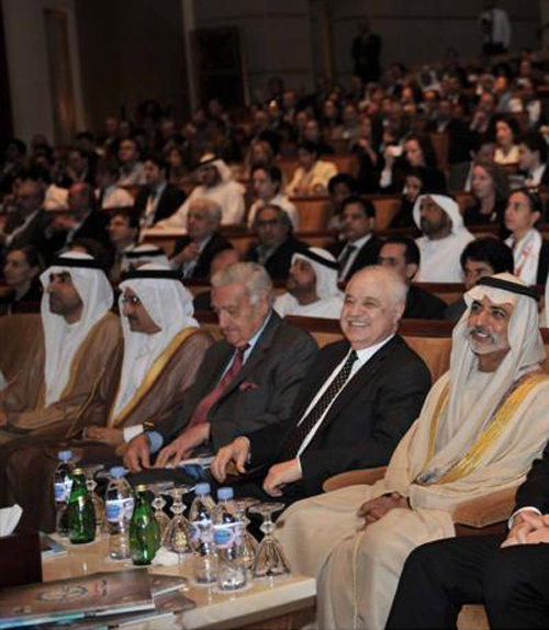 الشيخ نهيان بن مبارك آل نهيان والدكتور طلال أبوغزاله وكبار المدعوين في المؤتمر.