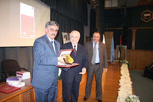الدكتور طلال أبوغزاله والدكتور نعمان الخطيب يتبادلان الدروع التقديرية - 11 كانون الأول 2011.