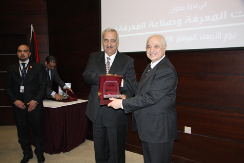 الدكتور طلال أبوغزاله  والأستاذ يعقوب ناصر الدين يتبادلان الدروع التذكارية – جامعة الشرق الأوسط - 14 كانون الأول 2011.