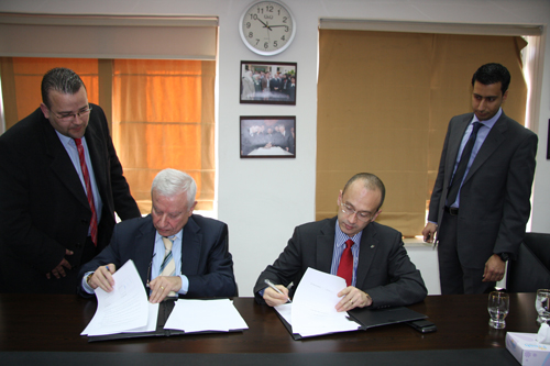 المهندس هيف بنايان المدير التنفيذي عن مبادرة التعليم و الأستاذ مصطفى ناصر الدين المدير التنفيذي عن مجموعة طلال أبوغزاله يوقعان اتفاقية  لتزويد المبادرة بمائة جهاز كمبيوتر محدثة.