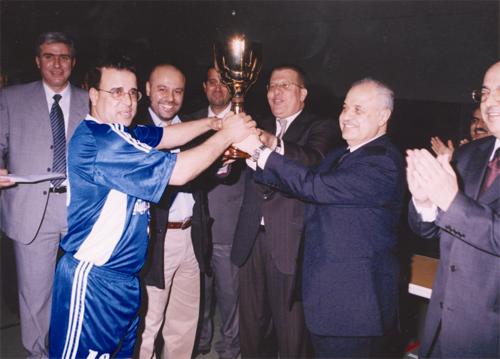 Awarding a trophy at the championship of companies, that is ...