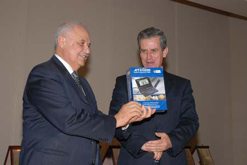 الأستاذ أبوغزاله يتسلم المعجم الالكتروني من د. سليمان عباس – عمان 2007