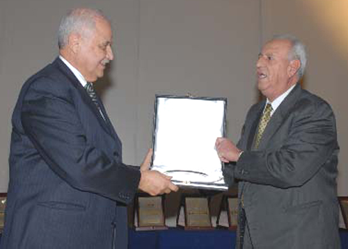 هدية الموظفين لرئيس مجلس الإدارة يقدمها السيد عدنان نايف أقدم الموظفين – عمان 2007