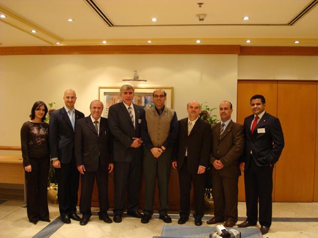 A commemorative photo after the signing of an agreement ...